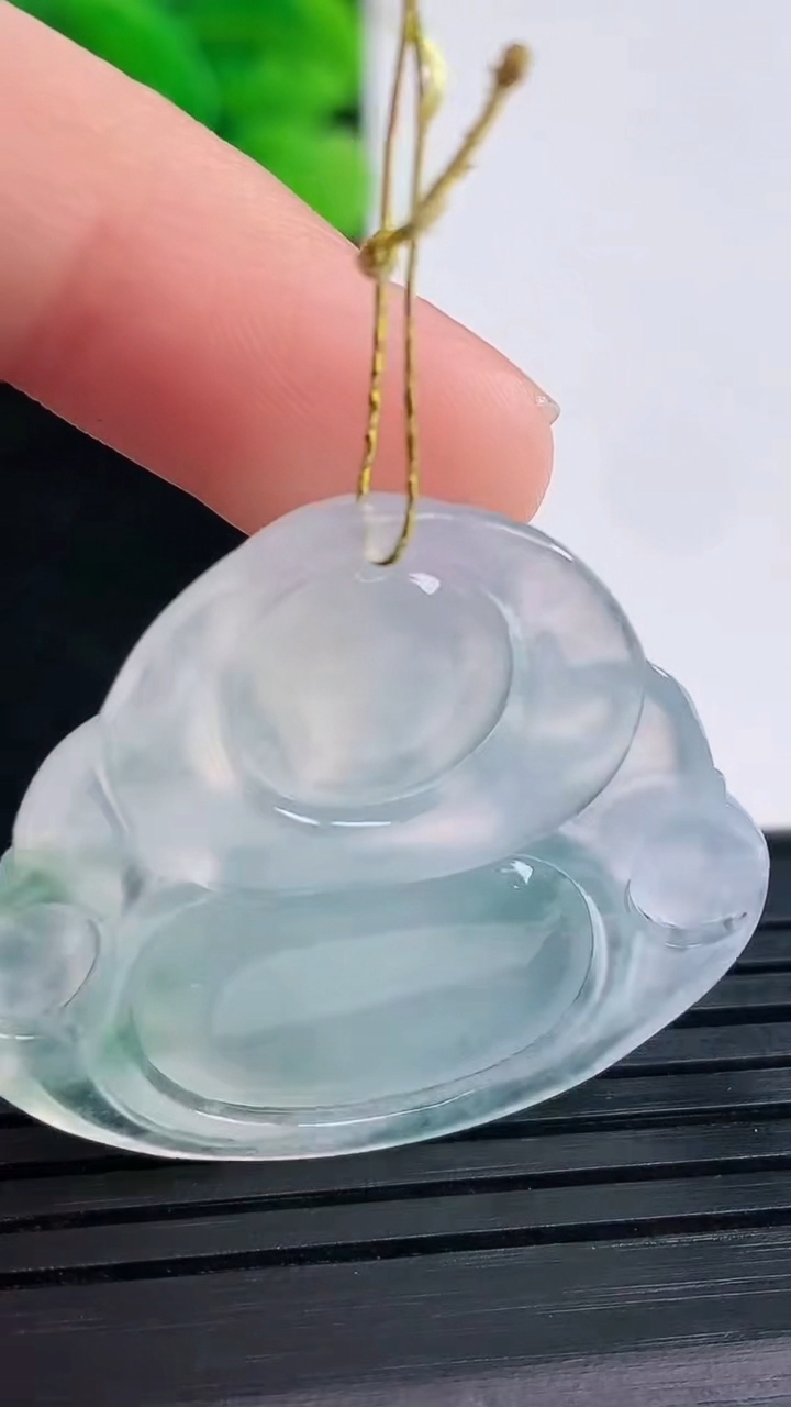 天然A货翡翠种飘花佛公吊坠尺寸29.8-33.6-5.9重量:9.14g
4月19日