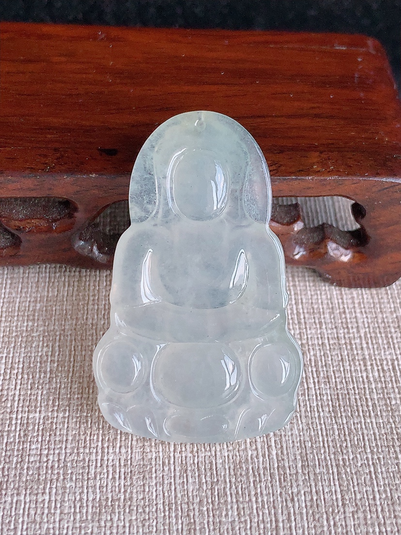 天然A货翡翠晴水正装观音吊坠 
尺寸46.8-29.5-5.3mm 重量12.89g 0418