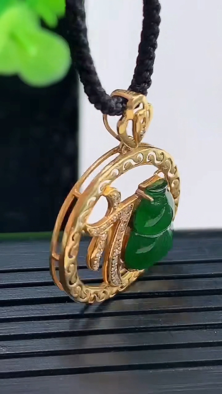 天然A货翡翠葫芦吊坠尺寸19.6-6.5裸石11.3-7.7重量:2.18g
4月19日