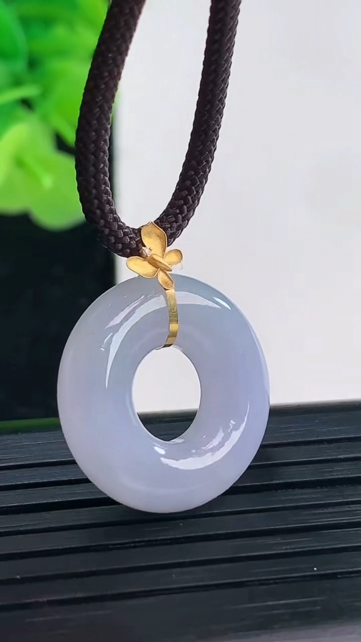 天然A货翡翠18K金紫罗兰平安环吊坠尺寸20.2-5.5重量:4.27g
4月19日