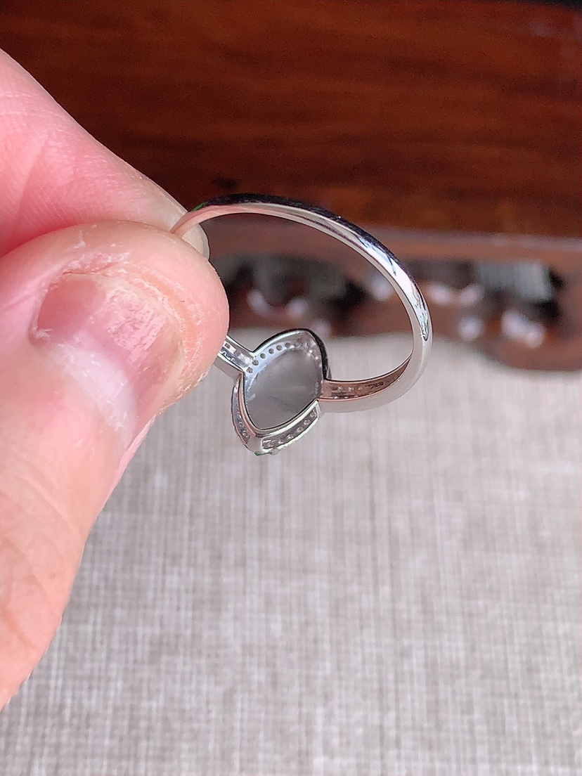 天然A货翡翠18K金伴钻镶嵌满绿随形戒指 圈口17.4裸石
尺寸8.2-4.6mm 重量1.40g 0418