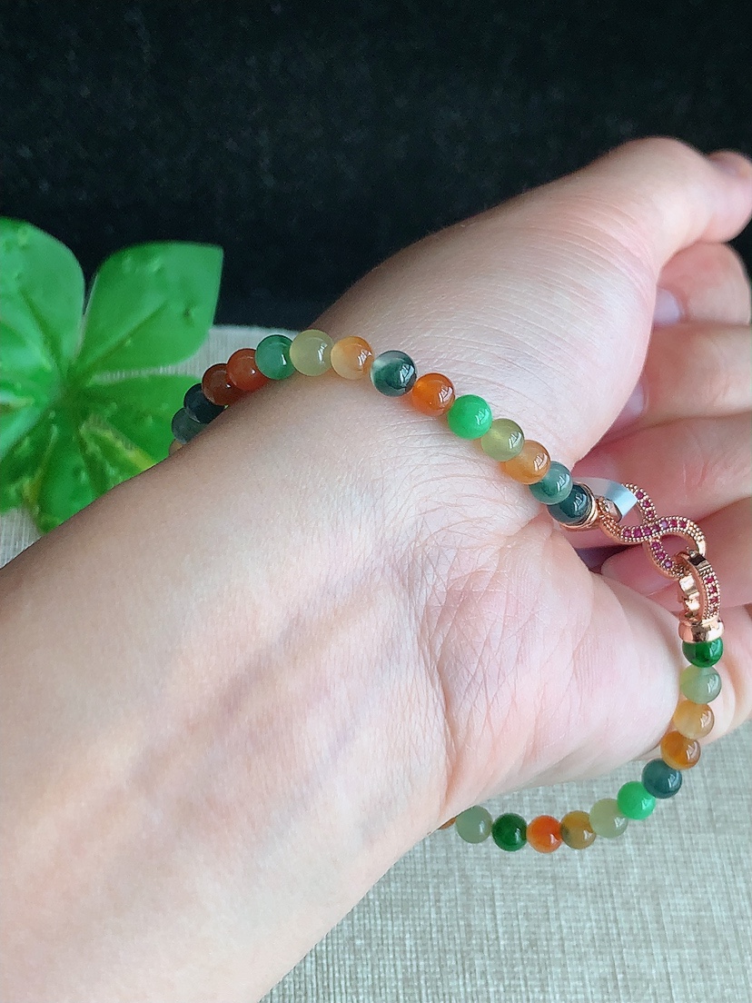 天然A货翡翠多彩圆珠佛珠手串40颗 
尺寸4.5mm 重量9.78g 0418