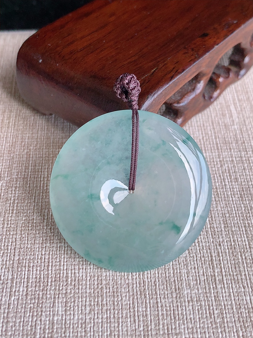 天然A货翡翠飘花大件平安扣吊坠 
尺寸36-5.6mm 重量15.68g 0418