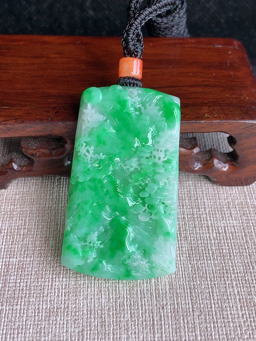 天然A货翡翠飘绿意境山水牌吊坠  
尺寸47.3-27-6mm 重量21.83g 0418