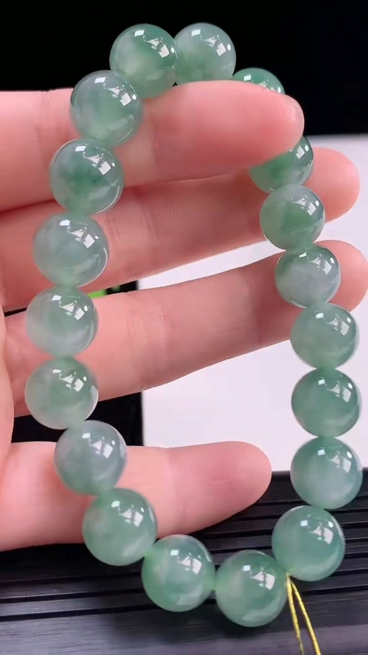 天然A货翡翠圆珠手串尺寸10-19颗重量:30.11g4月19日
工厂直销收藏佳品,种好水足，色泽均匀，有种有色，上手高大气！