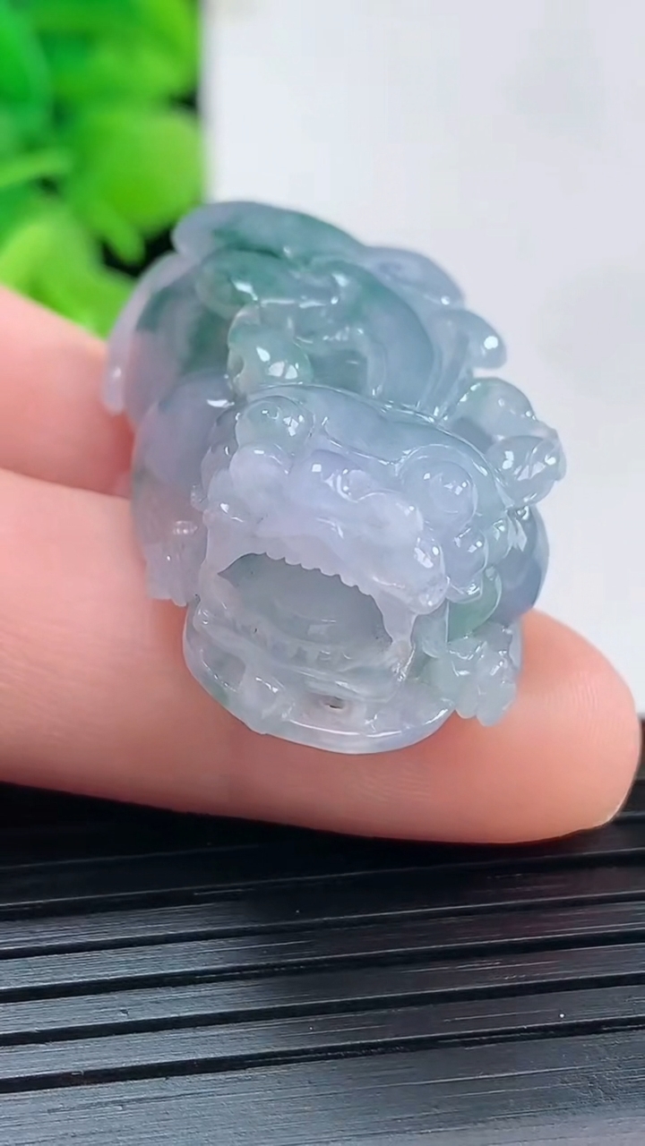 天然A货翡翠紫罗兰飘花貔貅吊坠尺寸36.9-19.2-13.5重量:18.73g
4月19日