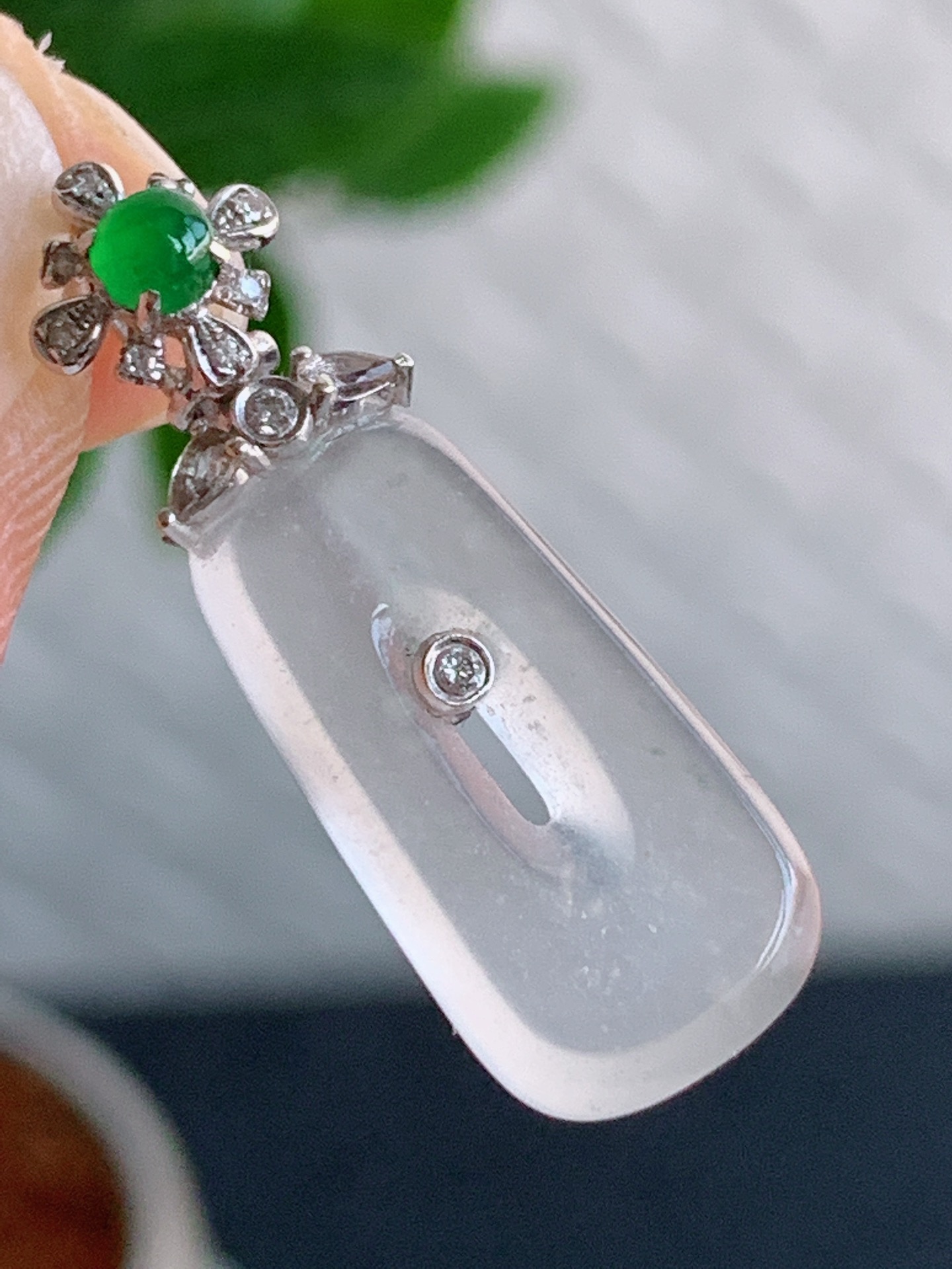 天然A货翡翠18K金镶嵌白冰白月光平安环吊坠 
尺寸27-18.8-9.2-2.6mm 重量1.96