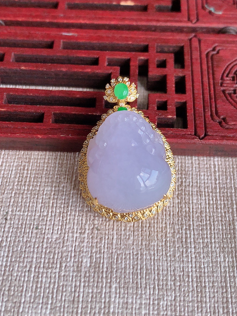 天然A货翡翠18K金伴钻镶嵌紫罗兰招财金蟾吊坠 
尺寸31.2-20.5-16裸石20.4-17mm 重量9.68g 0418