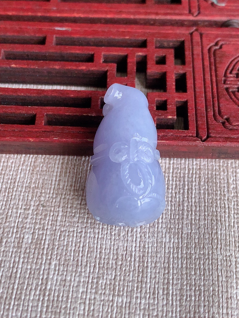天然A货翡翠紫罗兰立体葫芦吊坠 
尺寸27.6-15.5-13.6mm 重量9.73g 0418