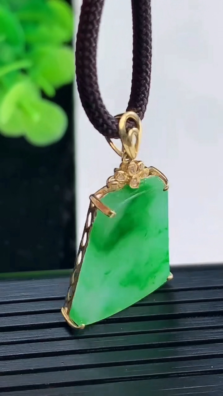 天然A货翡翠无事牌吊坠尺寸23.3-18-4重量:3.40g
4月19日