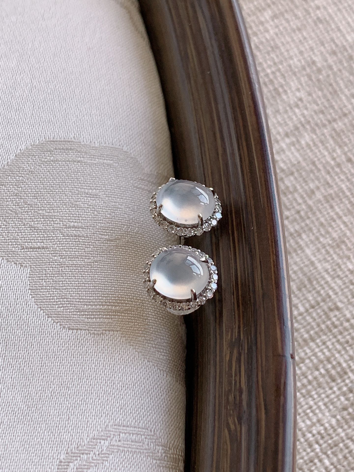 天然A货翡翠18K金伴钻镶嵌白冰白月光蛋面耳钉 
尺寸6.5-5.7mm 重量1.28g 0418