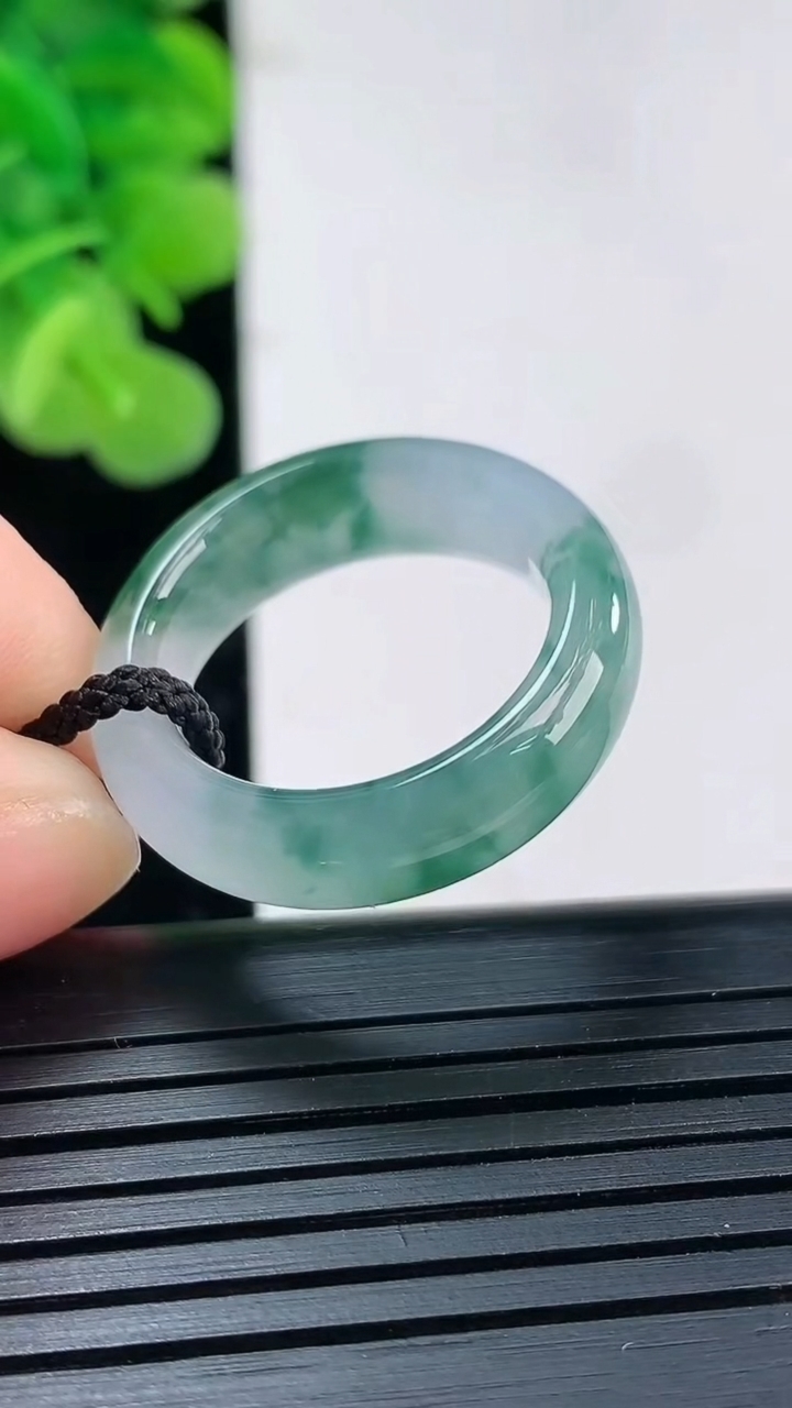 天然A货翡翠冰种飘花指环戒指尺寸18.8-7.2-4重量:5.54g2026年4月19日
工厂直销收藏佳品,种好水足，色泽均匀，有种有色，上手高大气！