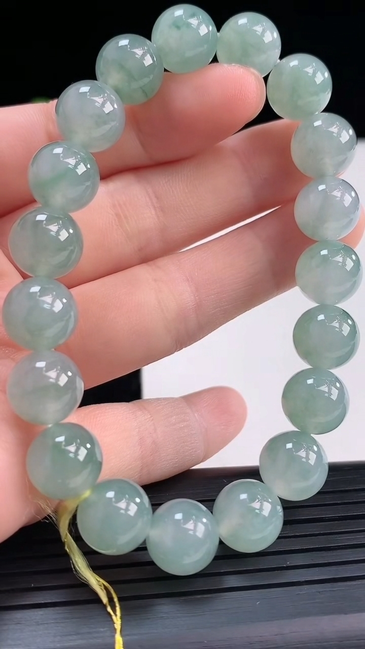 天然A货翡翠飘花圆珠手串尺寸10.1-19颗重量:34.51g4月19日
工厂直销收藏佳品,种好水足，色泽均匀，有种有色，上手高大气！