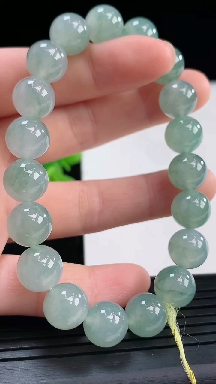 天然A货翡翠飘花圆珠手串尺寸10.1-19颗重量:34.51g4月19日
工厂直销收藏佳品,种好水足