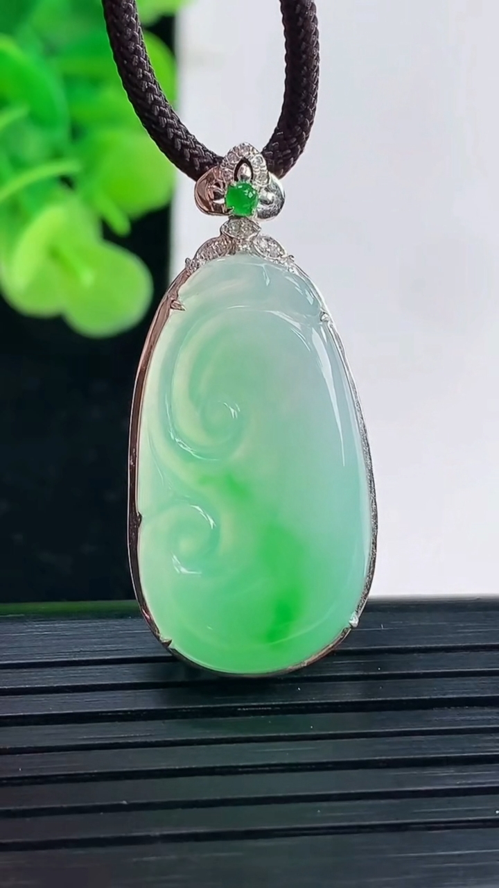 天然A货翡翠如意吊坠尺寸37.2-17.5-6.2裸石28.8-16重量:4.34g
4月19日