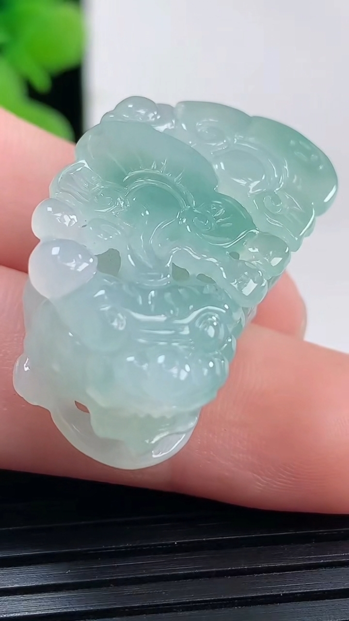 天然A货翡翠貔貅吊坠尺寸30.1-17.3-11.8重量:11.79g
4月19日