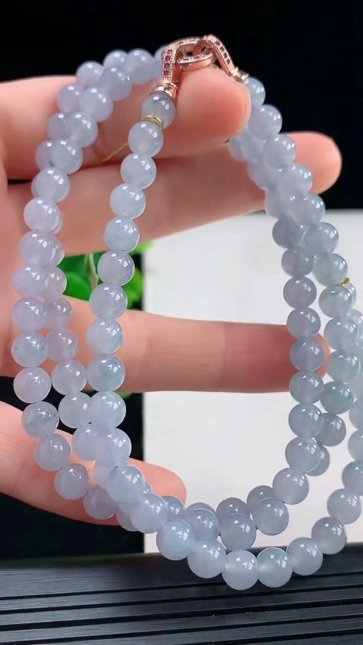 天然A货翡翠紫罗兰圆珠项链尺寸5.8-108颗重量:39.93g4月19日
工厂直销收藏佳品,种好水足，色泽均匀，有种有色，上手高大气！