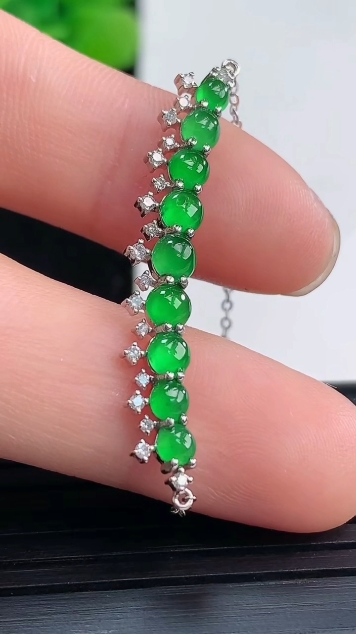 天然A货翡翠蛋面吊坠尺寸5.7-37.4-3.3裸石3.6重量:2.53g
4月19日