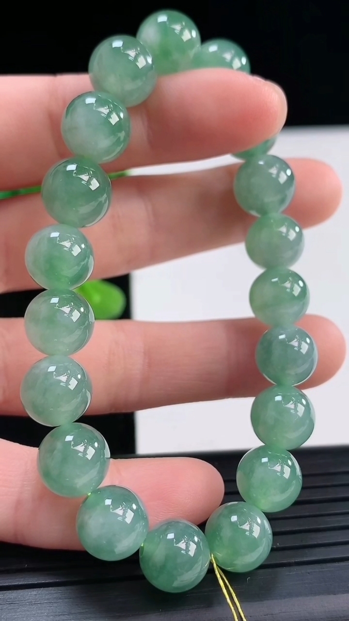 天然A货翡翠圆珠手串尺寸10-19颗重量:30.11g4月19日
工厂直销收藏佳品,种好水足，色泽均