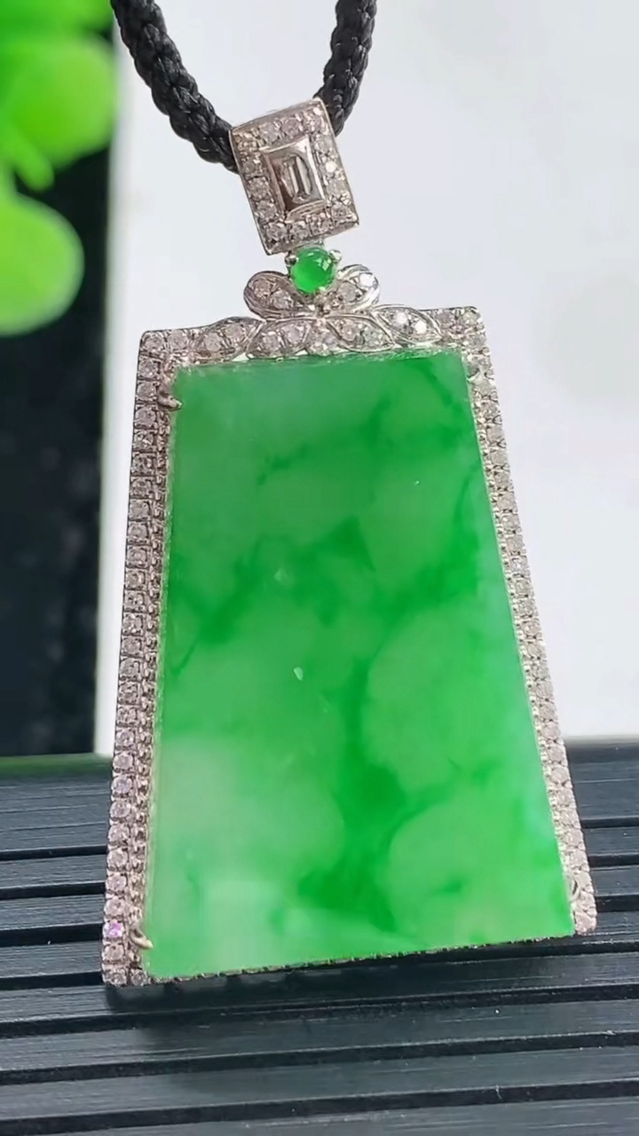 天然A货翡翠无事牌吊坠尺寸38.1-22.4-7裸石26-19.2重量:6.63g
4月19日