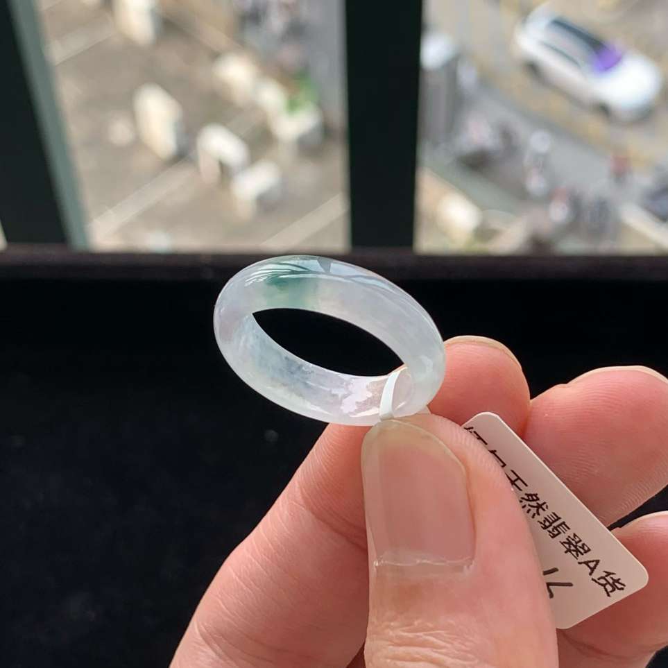 A货天然翡翠冰糯种飘花戒指20号重量3.16g
4月19日