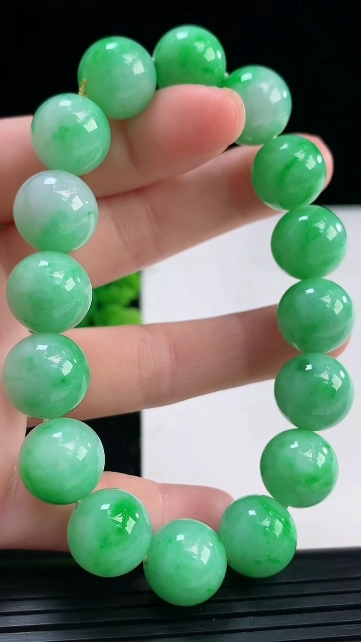 天然A货翡翠圆珠手串尺寸12.4-16颗重量:57.12g4月19日
工厂直销收藏佳品,种好水足，色