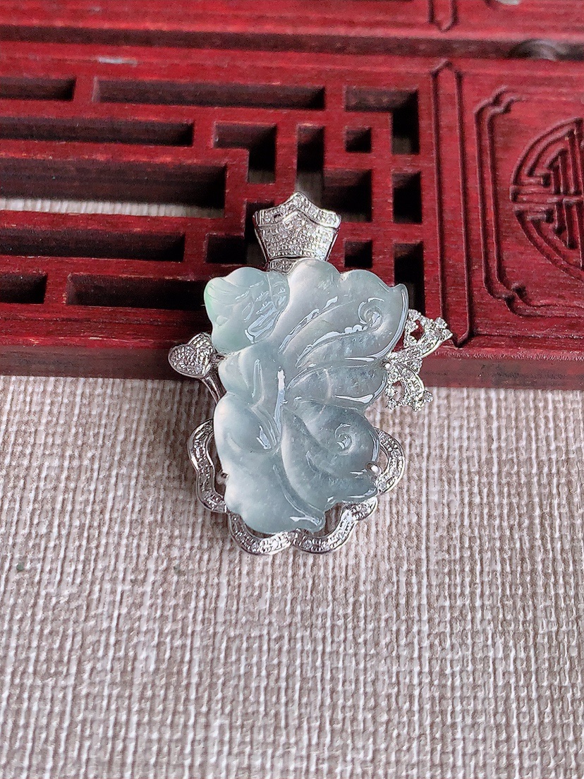 天然A货翡翠18K金伴钻镶嵌白冰白月光天使吊坠 
尺寸29.4-23-6裸石22-16mm 重量4.20g 0418