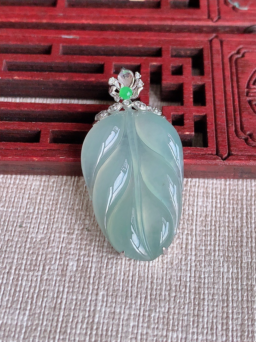 天然A货翡翠18K金伴钻镶嵌晴水叶子金枝玉叶吊坠 
尺寸36-27.3-18.6-5.8mm 重量4.96g 0418