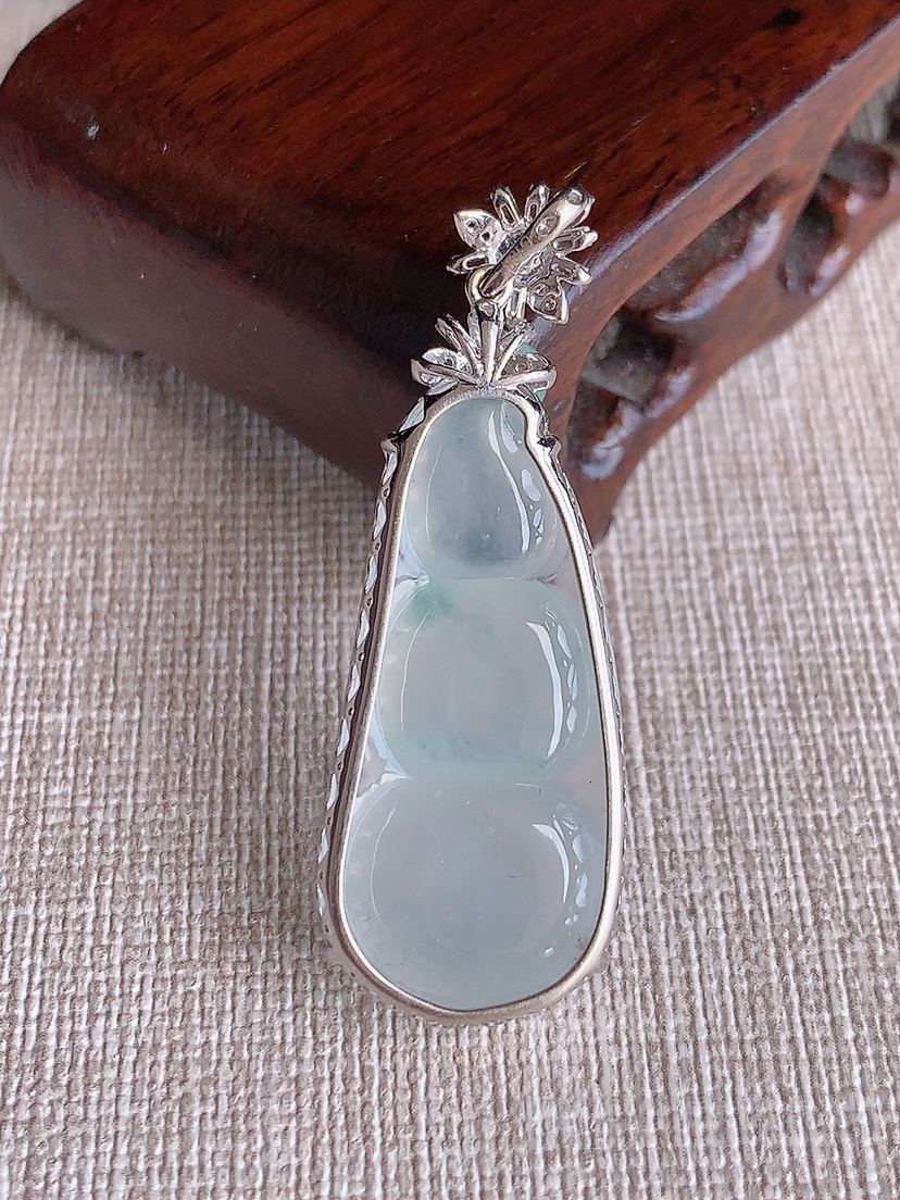 天然A货翡翠18K金伴钻镶嵌飘花四季豆福豆平安豆吊坠 
尺寸45.8-34-16-8mm 重量6.6