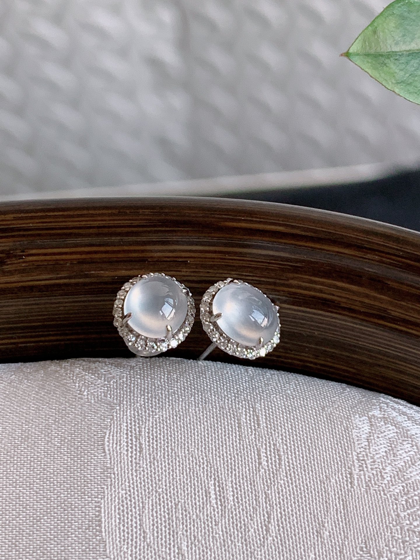 天然A货翡翠18K金伴钻镶嵌白冰白月光蛋面耳钉 
尺寸6.5-5.7mm 重量1.28g 0418