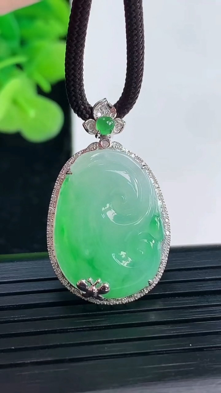 天然A货翡翠如意吊坠尺寸29.8-18.1-6裸石21.4-15.9重量:3.98g
4月19日