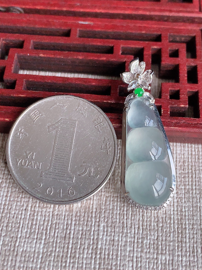 天然A货翡翠18K金伴钻镶嵌晴水四季豆福豆平安豆吊坠 
尺寸34.8-12-7裸石23.5-10.5mm 重量3.50g 0418