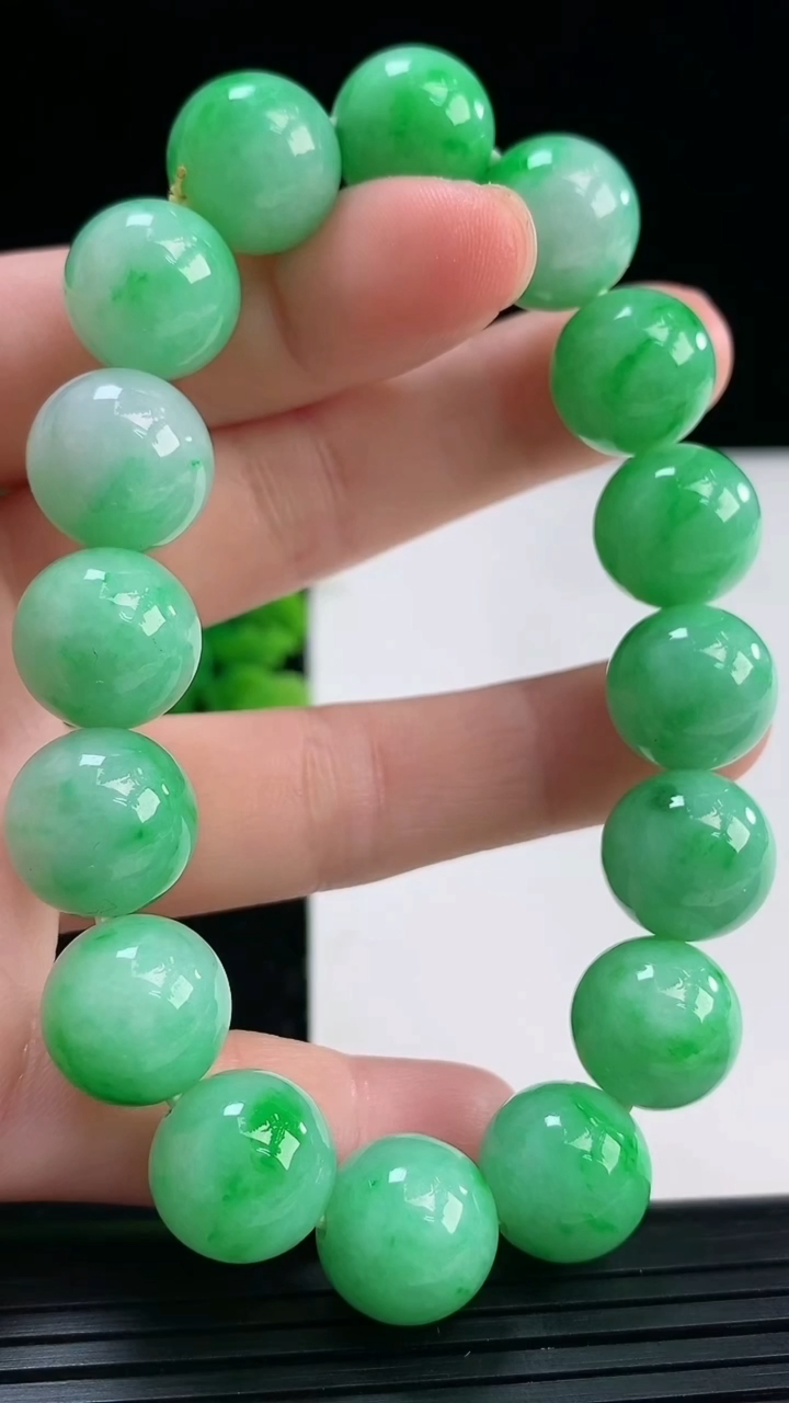 天然A货翡翠圆珠手串尺寸12.4-16颗重量:57.12g4月19日
工厂直销收藏佳品,种好水足，色