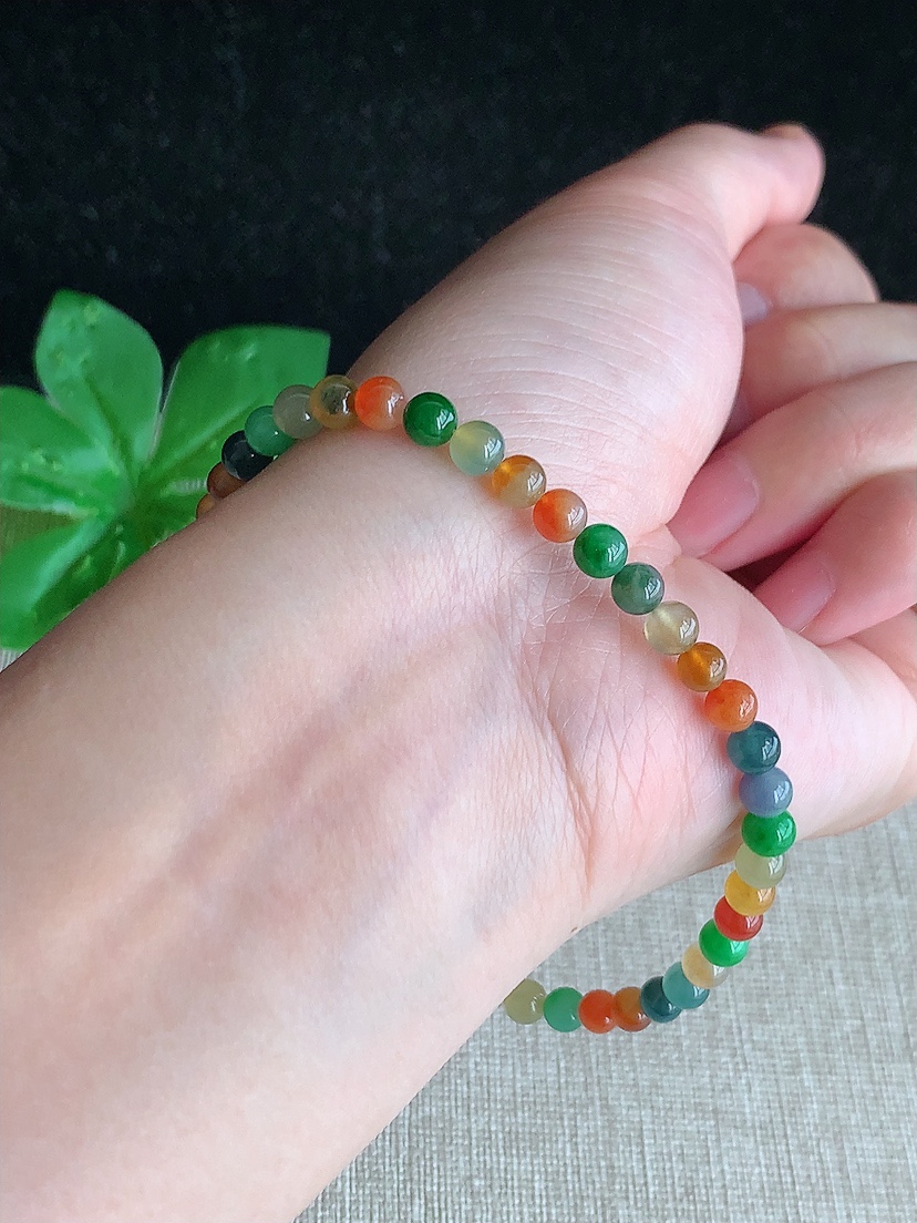 天然A货翡翠多彩圆珠佛珠手串40颗 
尺寸4.5mm 重量9.78g 0418