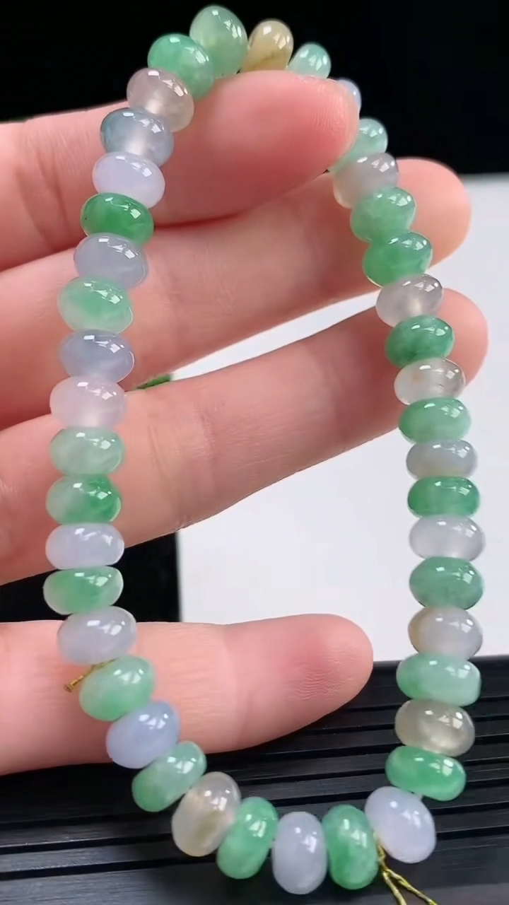 天然A货翡翠三彩算盘珠手串尺寸6.7-4.4-42颗重量:18.68g4月19日
工厂直销收藏佳品,种好水足，色泽均匀，有种有色，上手高大气！