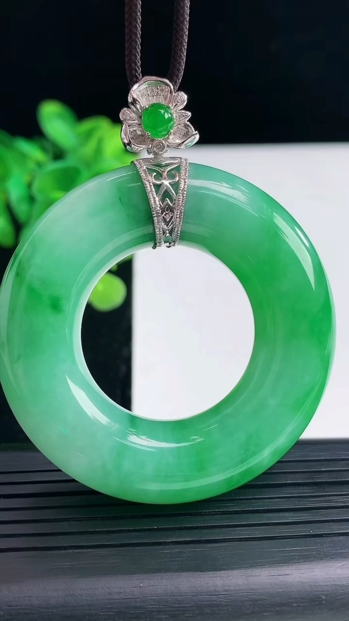 天然A货翡翠平安环吊坠尺寸54-12.2重量:59.40g
4月19日