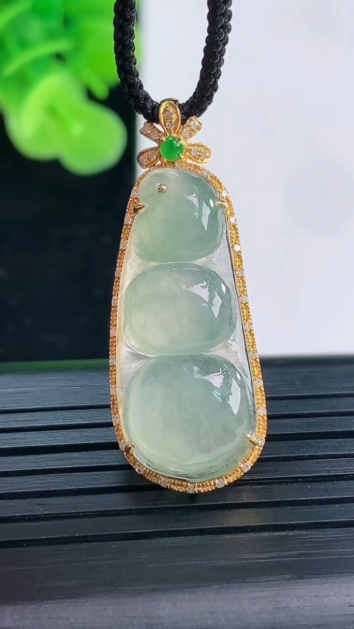 天然A货翡翠福豆吊坠尺寸35.4-13.4-7.5裸石27.7-11.8重量:3.67g
4月19日