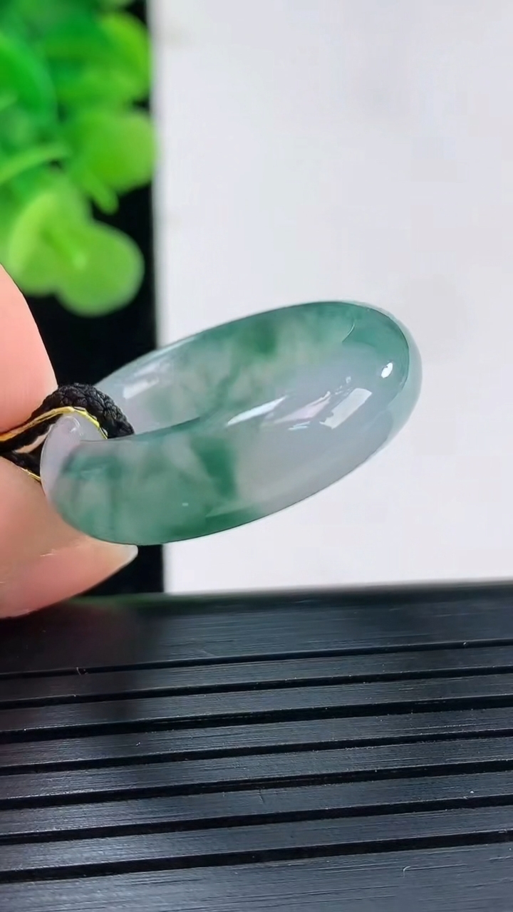 天然A货翡翠冰种飘花指环戒指尺寸18.8-7.2-4重量:5.54g2026年4月19日
工厂直销收藏佳品,种好水足，色泽均匀，有种有色，上手高大气！