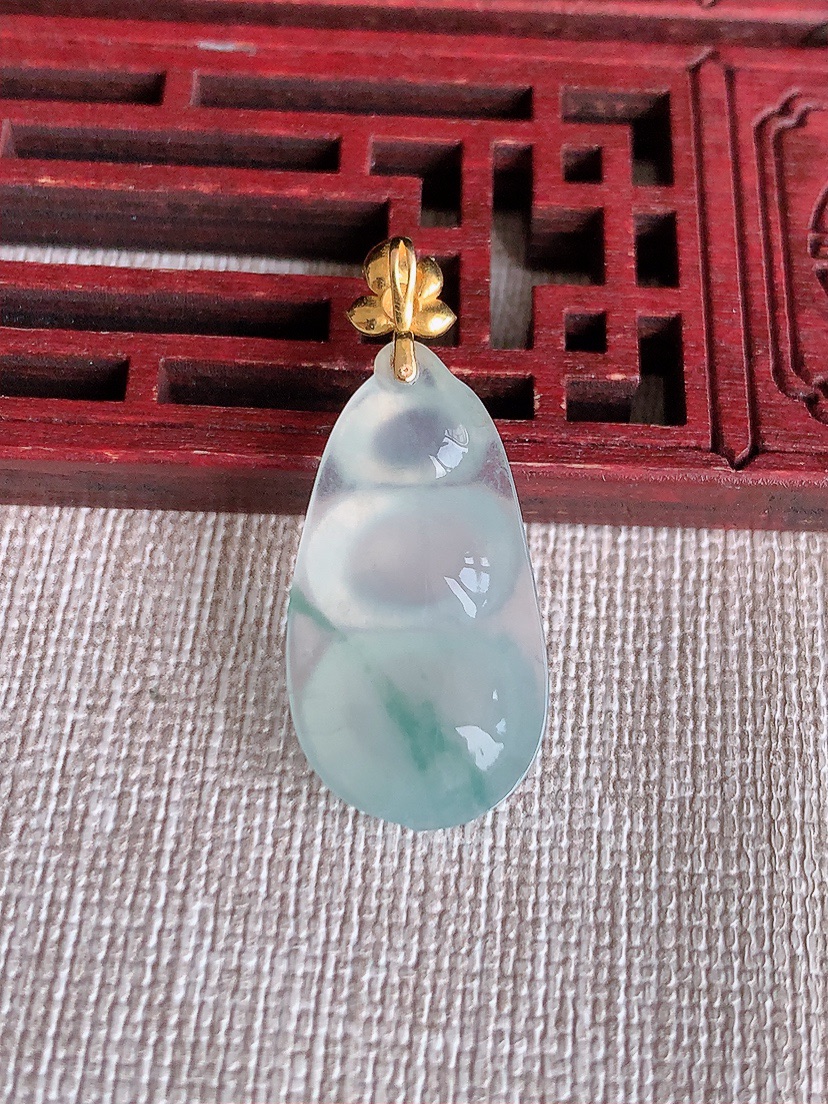 天然A货翡翠18K金扣头飘花四季豆福豆平安豆吊坠 
尺寸33-26.5-14-5.6mm 重量3.03g 0418