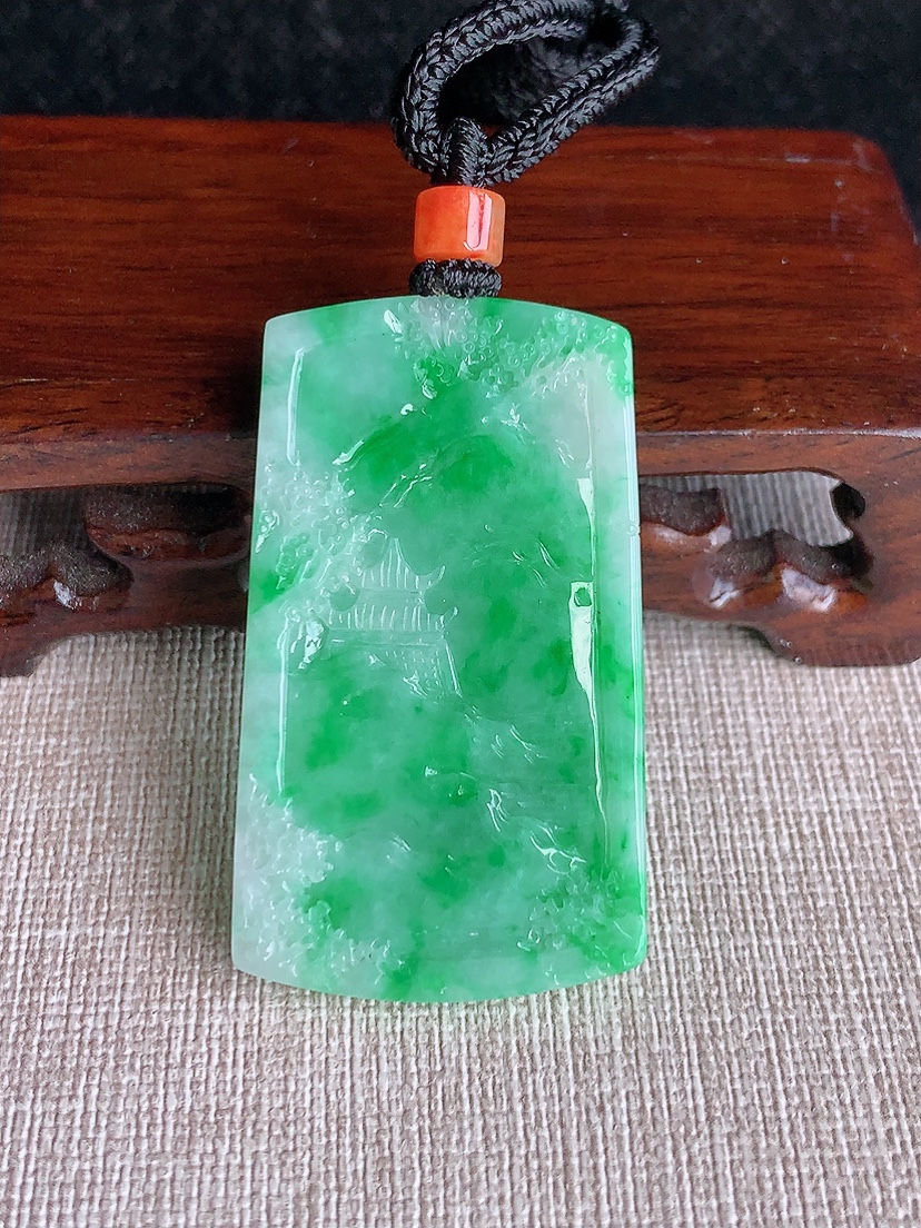 天然A货翡翠飘绿意境山水牌吊坠  
尺寸47.3-27-6mm 重量21.83g 0418