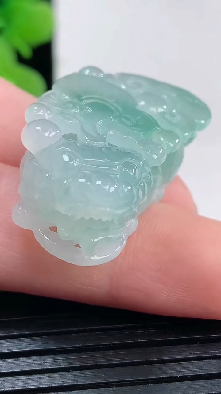 天然A货翡翠貔貅吊坠尺寸30.1-17.3-11.8重量:11.79g
4月19日