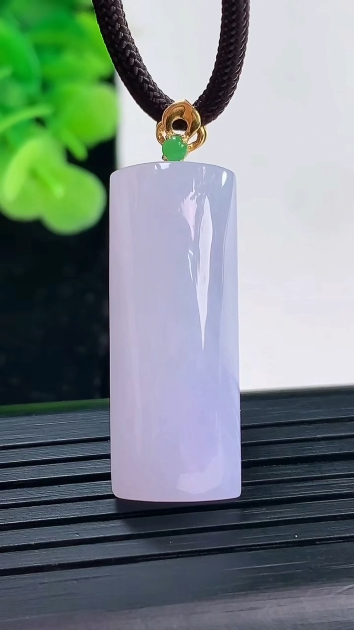 天然A货翡翠18K金紫罗兰无事牌吊坠尺寸31.4-12.2-9.5重量:9.70g
4月19日