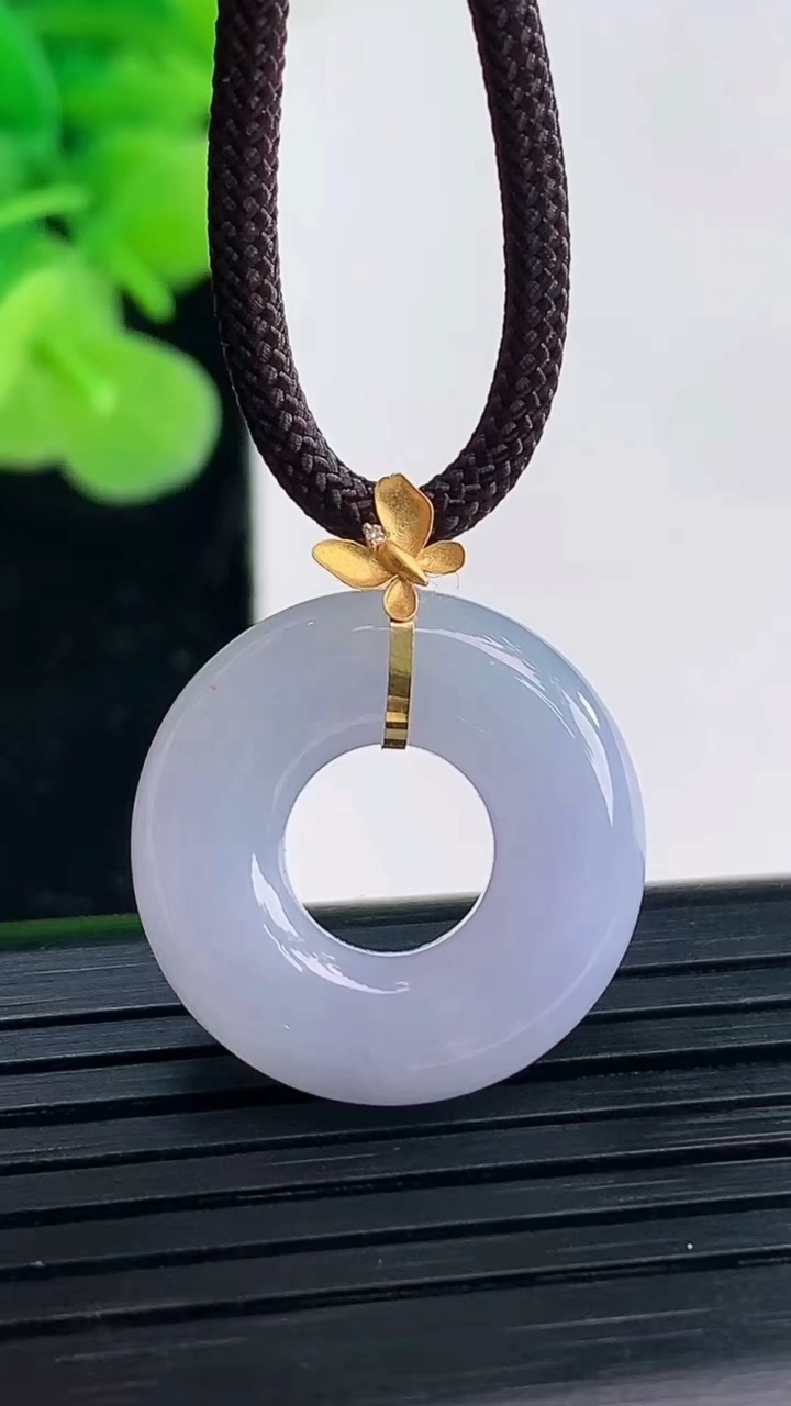 天然A货翡翠18K金紫罗兰平安环吊坠尺寸20.2-5.5重量:4.27g
4月19日