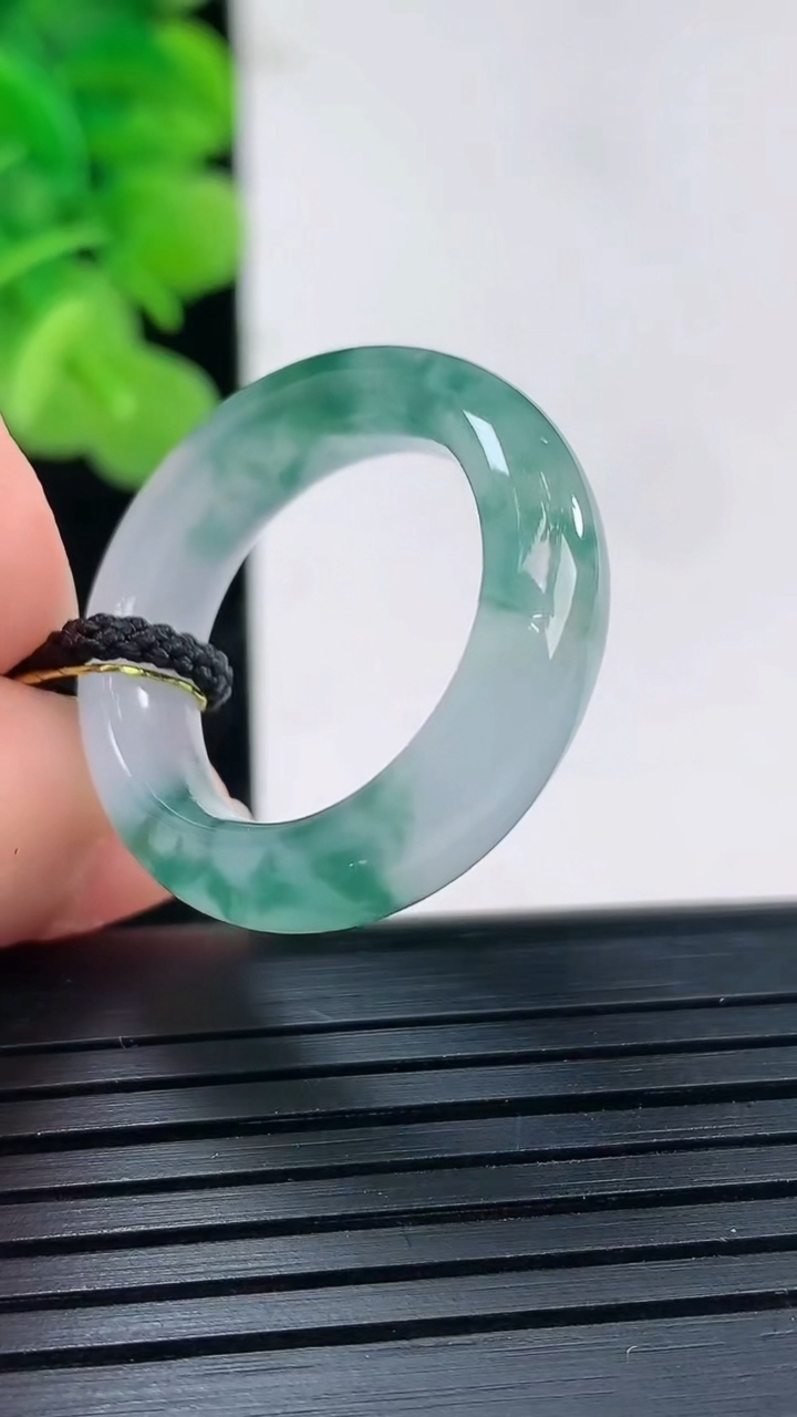 天然A货翡翠冰种飘花指环戒指尺寸18.8-7.2-4重量:5.54g2026年4月19日
工厂直销收藏佳品,种好水足，色泽均匀，有种有色，上手高大气！