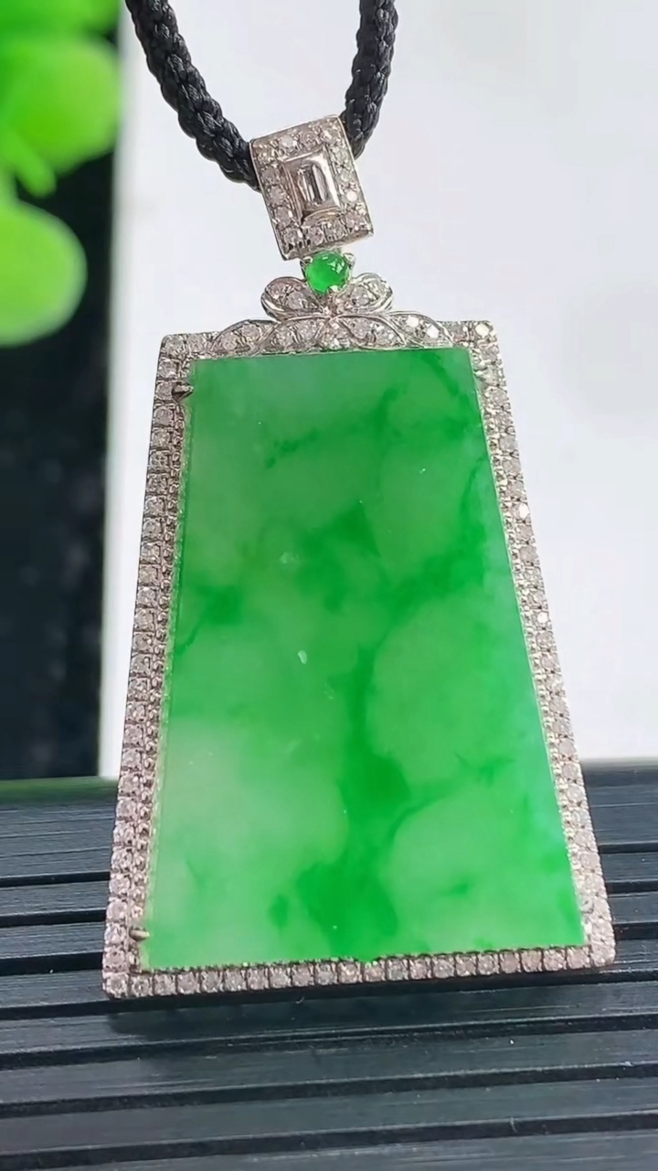 天然A货翡翠无事牌吊坠尺寸38.1-22.4-7裸石26-19.2重量:6.63g
4月19日