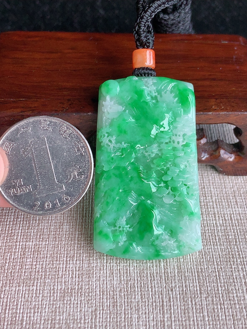 天然A货翡翠飘绿意境山水牌吊坠  
尺寸47.3-27-6mm 重量21.83g 0418