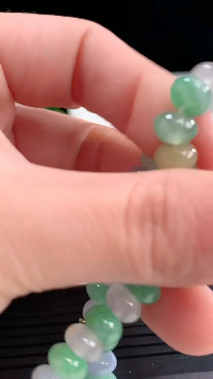 天然A货翡翠三彩算盘珠手串尺寸6.7-4.4-42颗重量:18.68g4月19日
工厂直销收藏佳品,种好水足，色泽均匀，有种有色，上手高大气！