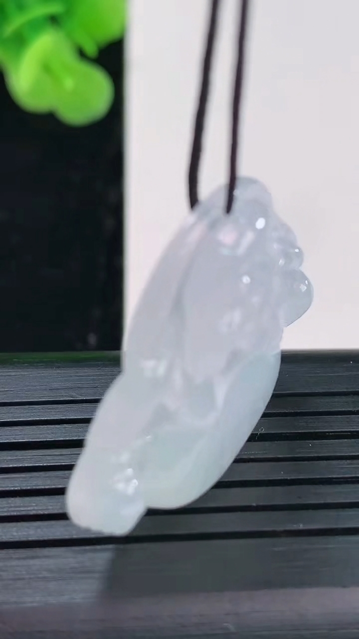 天然A货翡翠冰种紫罗兰佛公吊坠尺寸30-32.7-6.2重量:9.50g
4月19日