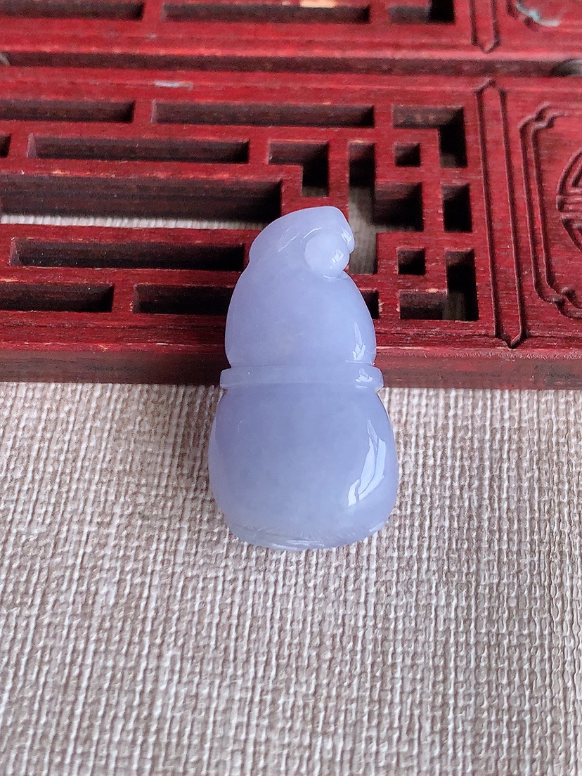 天然A货翡翠紫罗兰立体葫芦吊坠 
尺寸27.6-15.5-13.6mm 重量9.73g 0418