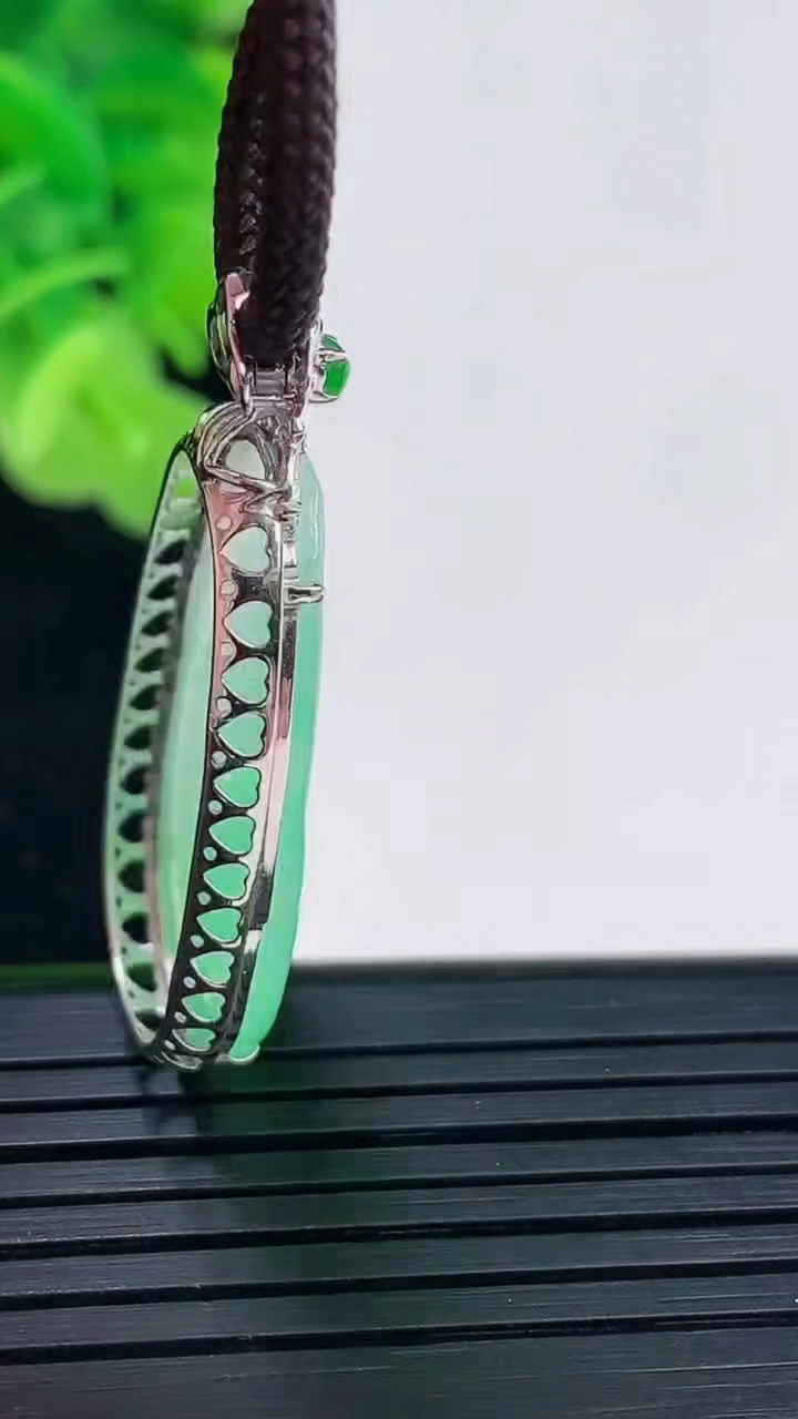 天然A货翡翠如意吊坠尺寸37.2-17.5-6.2裸石28.8-16重量:4.34g
4月19日